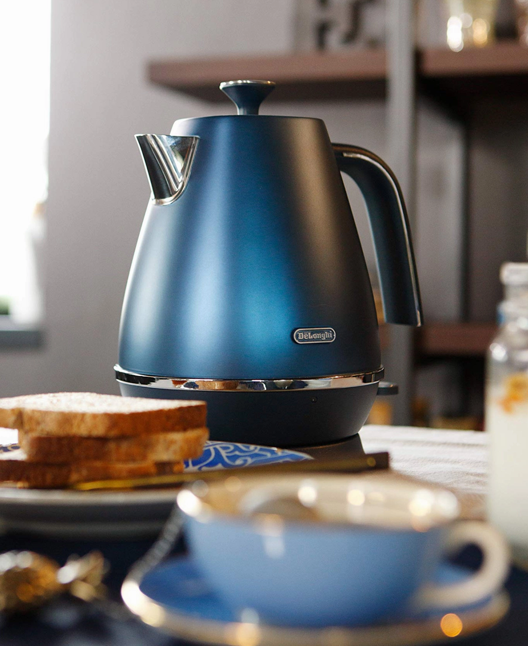 DeLonghi Distinta Flair Cordless Kettle 1.7L - Blue