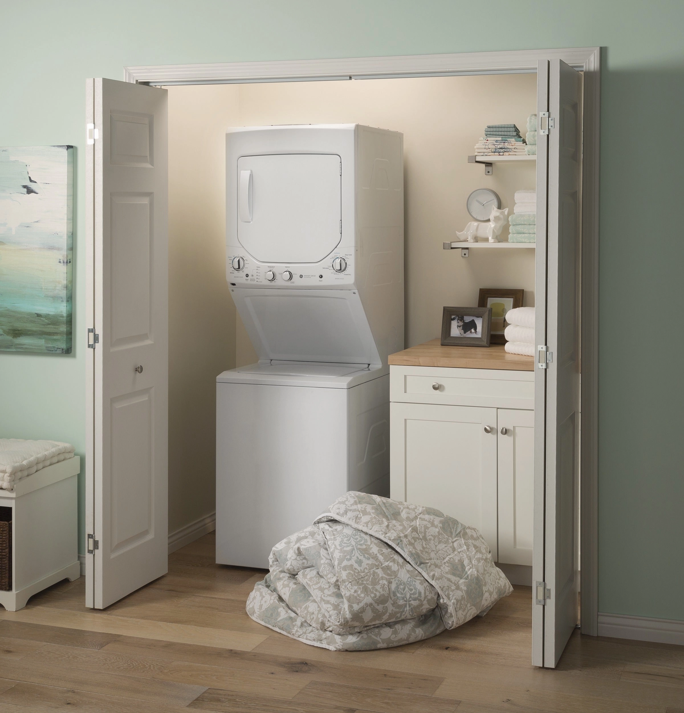 GE Unitized Spacemaker(R) 2.3 cu. ft. Capacity Washer with Stainless Steel Basket and 4.4 cu. ft. Capacity Gas Dryer - (GUD24GSSMWW)