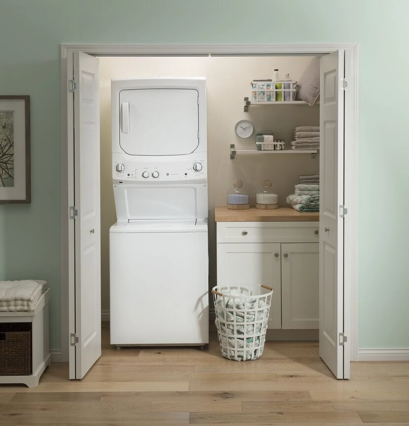GE White Unitized Spacemaker Washer (4.4 Cu.Ft.) and White Gas Dryer (5.9 Cu.Ft.) - GUD27GSSMWW