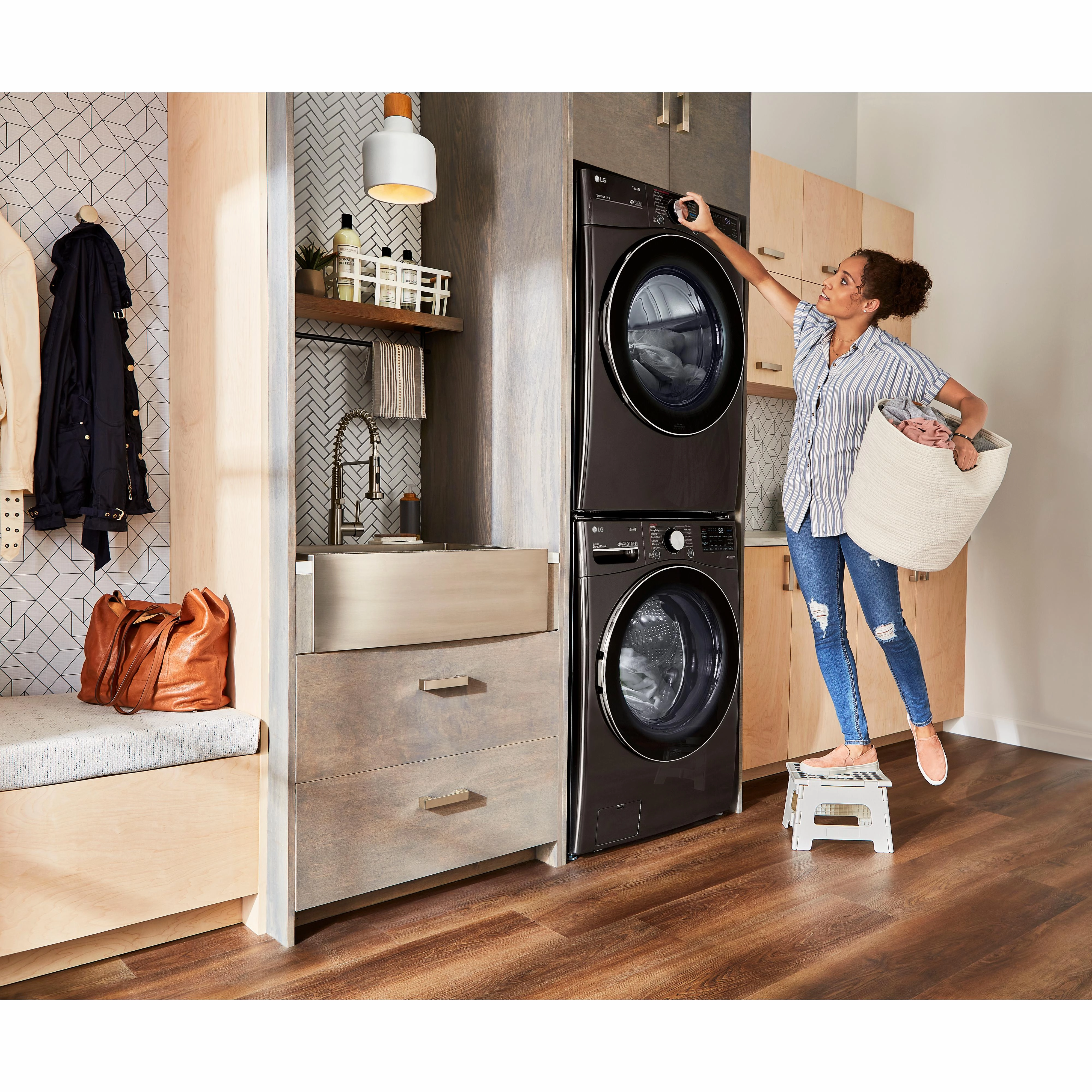 LG 7.4 cu.ft. Electric Dryer with TurboSteam Technology DLEX4200B