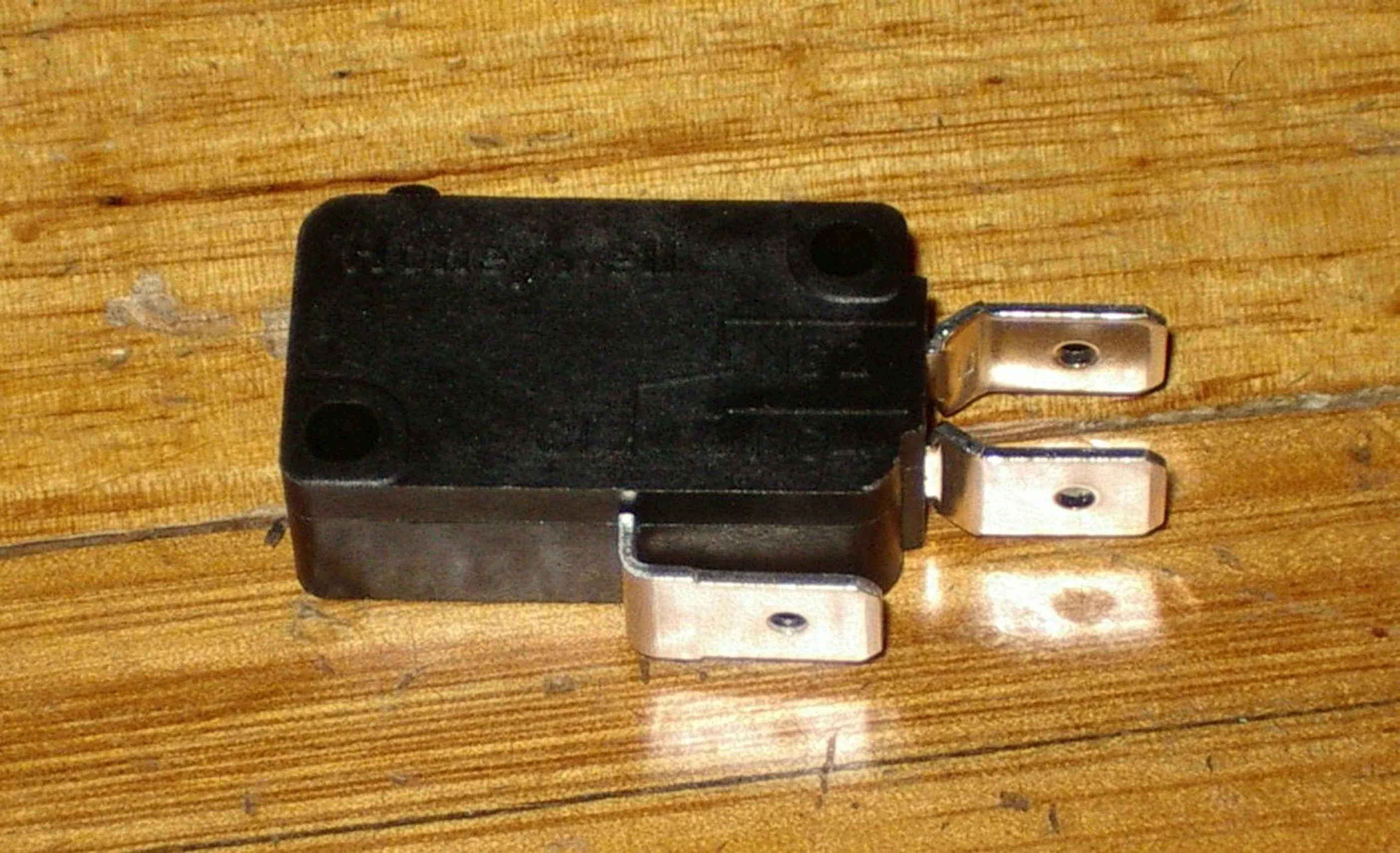Light Action SPDT Honeywell Microswitch with 6.4mm Terminals - Part # MS301