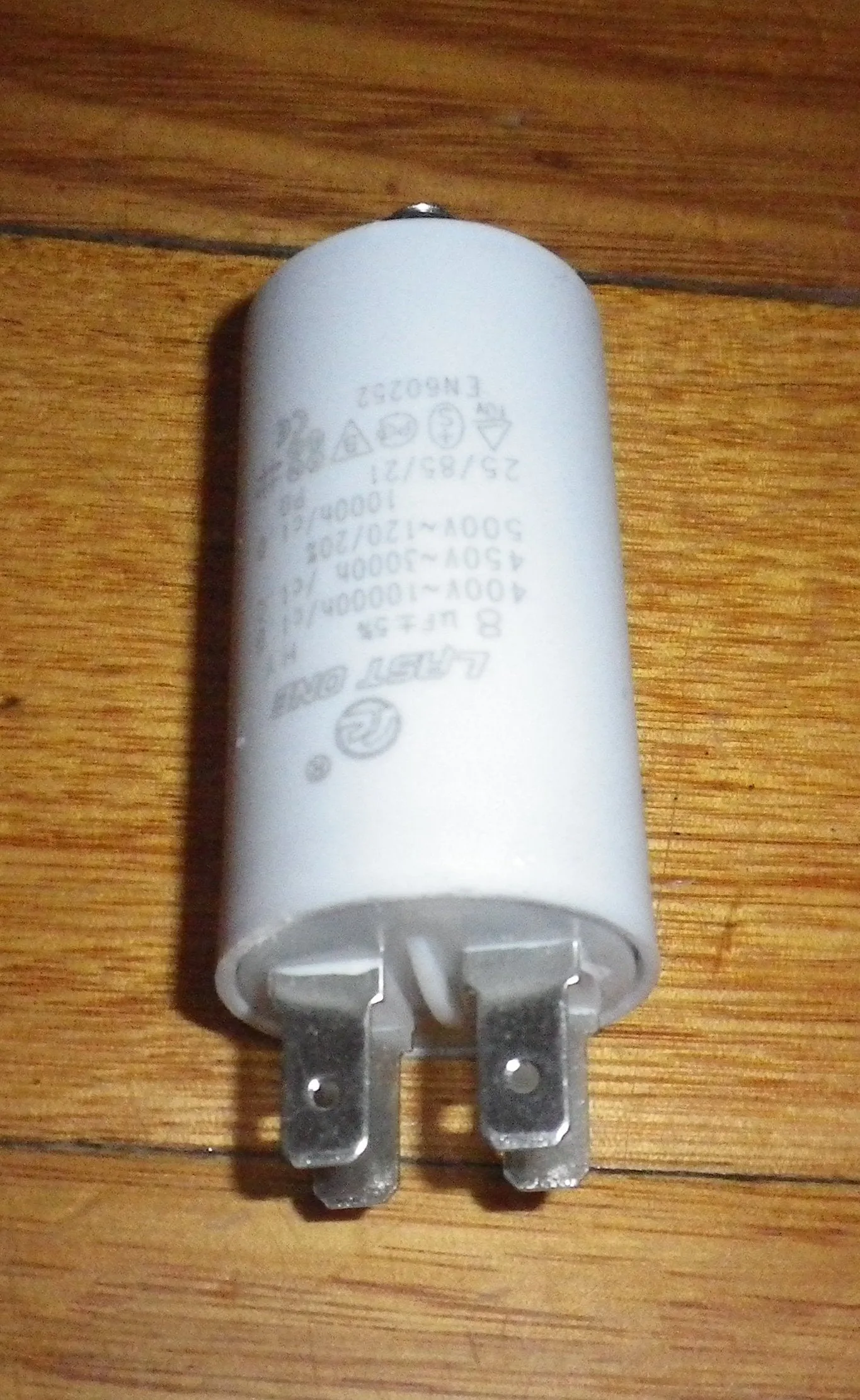 Small 8uF 450Volt Motor Start Capacitor with Bolt - CAP008WS