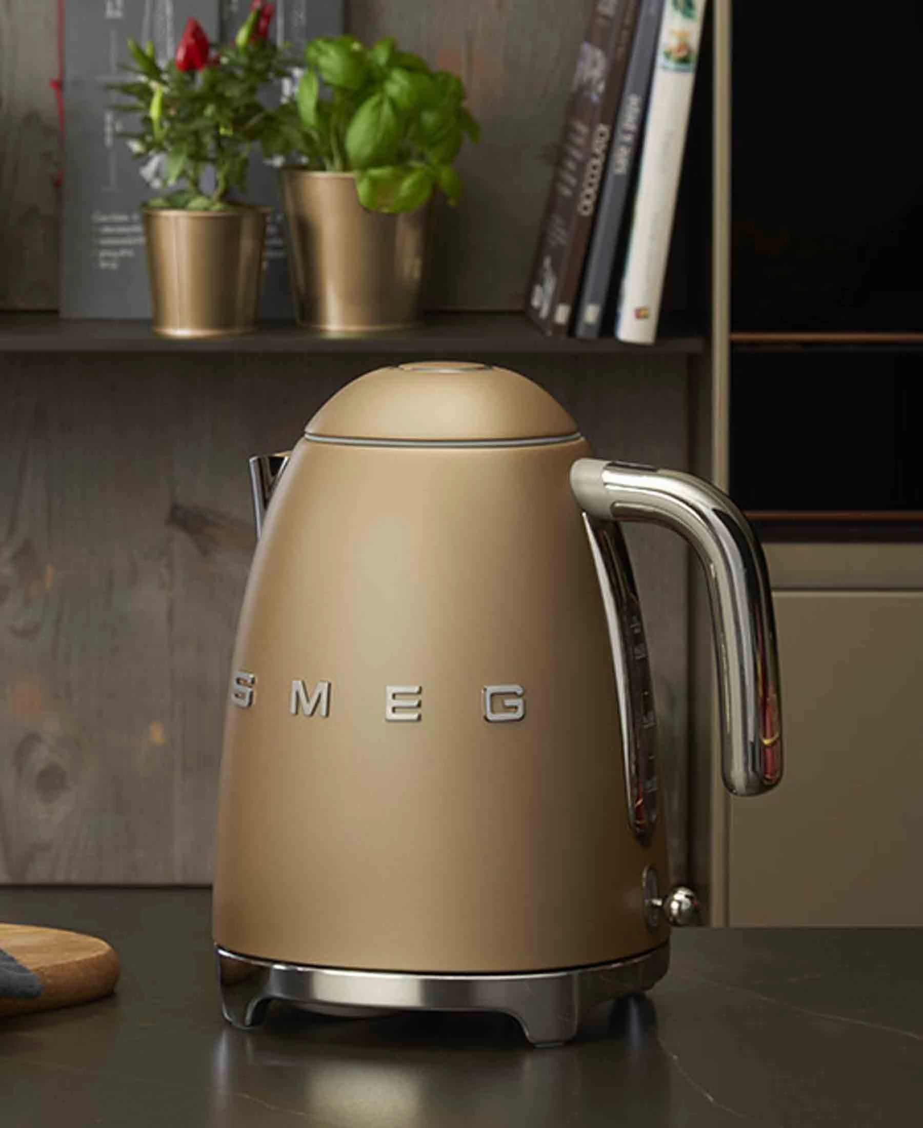 Smeg 1.7L Retro Cordless Kettle - Matte Champagne